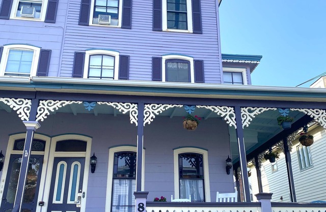 Historical Victorian 2 bedroom Flat 1 block from Beach JUST RENOVATED!