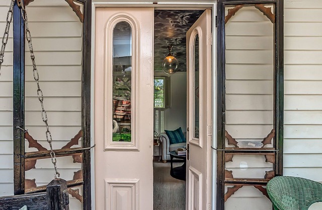 La historia se encuentra con el lujo en Dreamy Leiper's Fork Village Cottage, Walk to Everything