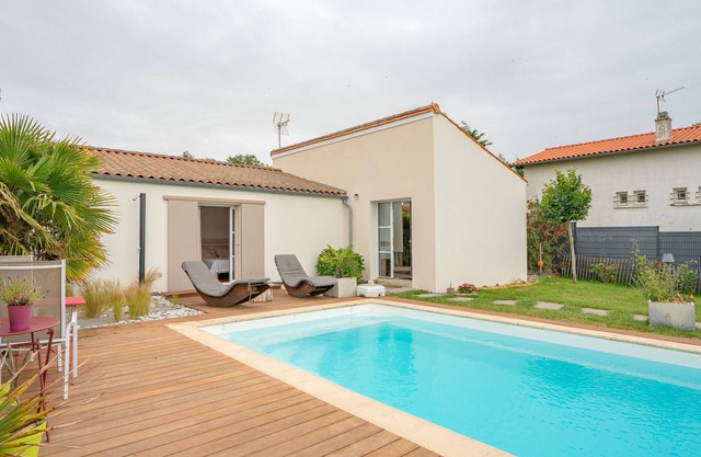 Casa de vacaciones 'De La Crete' con vistas al mar, piscina compartida y Wi-Fi