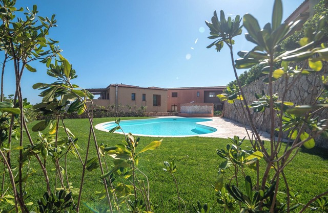 Apartamento vacacional "Stella Maris" con vistas al mar, piscina compartida y terraza privada