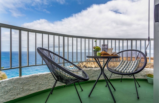 Apartamento de vacaciones 'Vista Al Mar' con vistas al mar, jardín privado y Wi-Fi