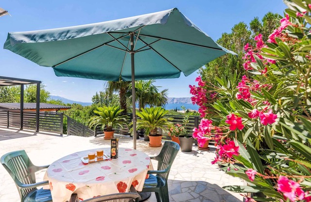 Apartamento vacacional con vistas al mar y una gran terraza