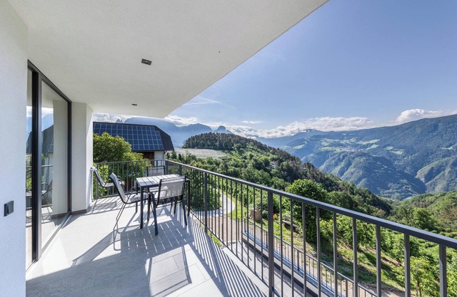 Apartamento vacacional "Thalerhof Naturae Montes Ritten" con vistas a la montaña, terraza y Wi-Fi