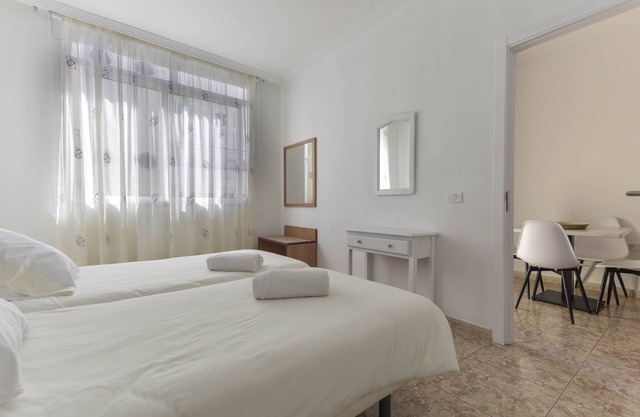Apartamento vacacional "Bregador" en Playa San Juan con vistas a la montaña y balcón