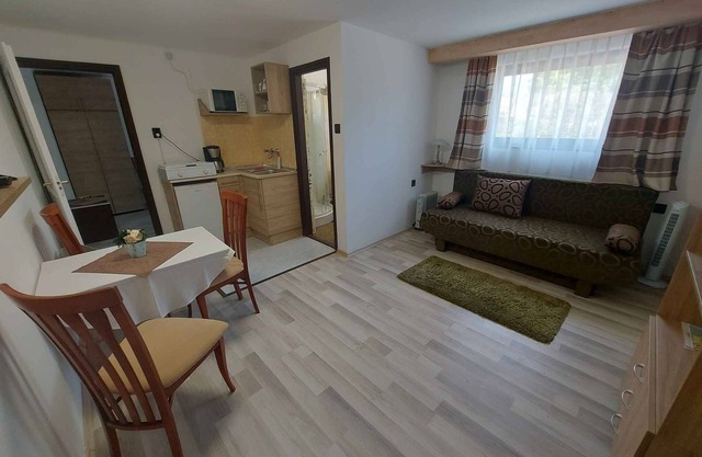 Apartamento vacacional con un gran jardín, internet y barbacoa