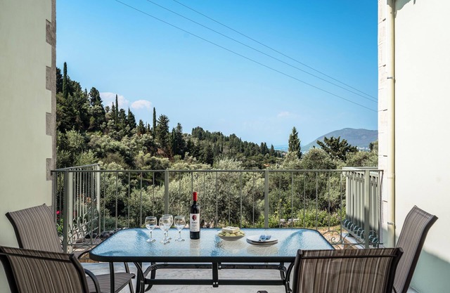 Apartamento vacacional 'Armonia Villa Lefkada' con vistas al mar, jardín y Wi-Fi