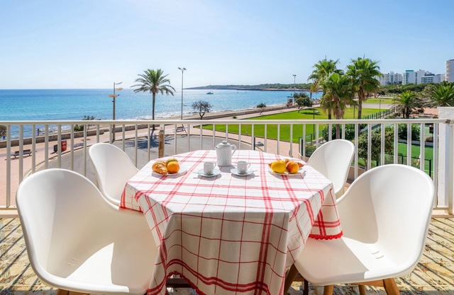 Bonito apartamento "Cala Nau Blau Turquesa" con vista al mar, terraza cubierta privada y balcón; aparcamiento disponible