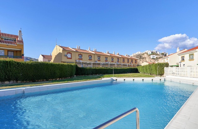 Apartamento vacacional 'Casa Venus' con vistas al mar, terraza, piscina compartida y Wi-Fi