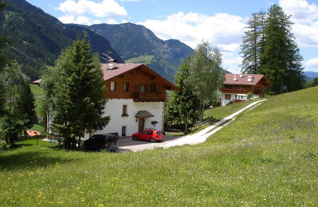 Apartamento vacacional "Cësa Gravina Jubas" con vistas a la montaña, jardín y Wi-Fi