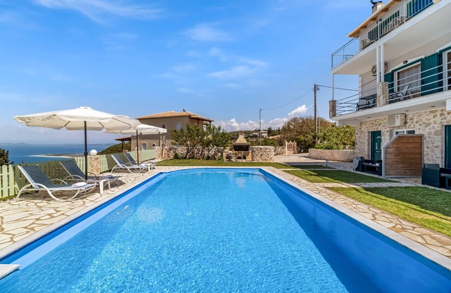 Apartamento vacacional 'Deluxe King Suite 5' con vistas al mar, piscina compartida y Wi-Fi