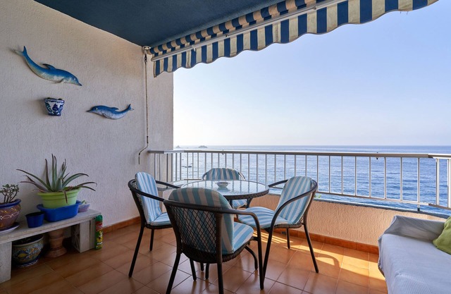 Apartamento vacacional 'Epsilon 2 4f Primera Línea De Playa' con vistas al mar y piscina compartida