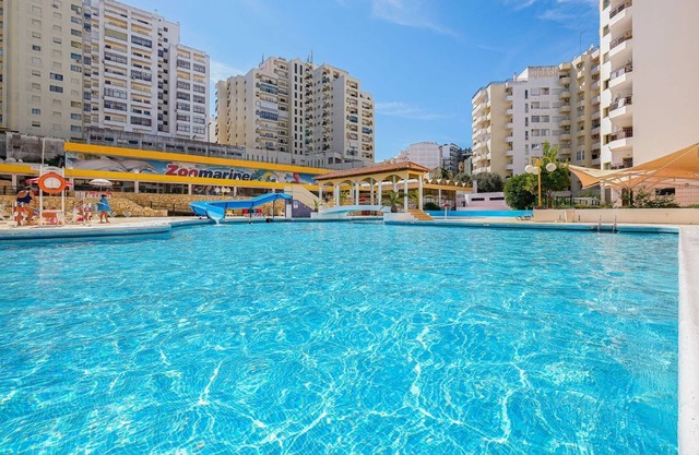Apartamento vacacional "Karol Vaz" con balcón, piscina compartida y Wi-Fi