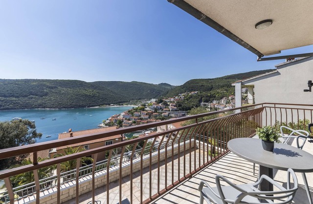 Apartamento vacacional con aire acondicionado y vista al mar