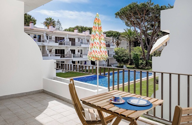 Apartamento vacacional 'Moura Mar' con piscina compartida, jardín compartido y Wi-Fi