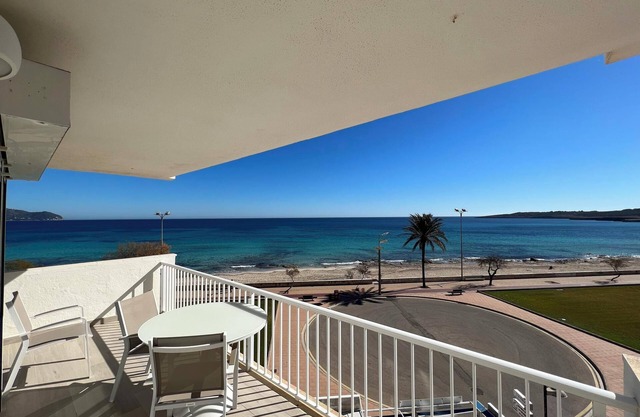 Apartamento vacacional 'Sea Club Apartment Cala Millor 3' cerca de la playa con balcón