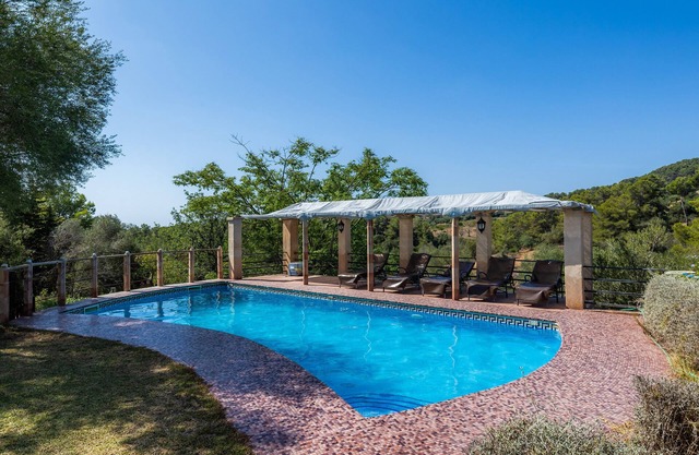 Apartamento vacacional "Ses Solls" con vistas a la montaña, piscina compartida y Wi-Fi