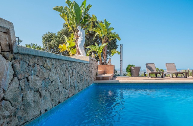 Apartamento vacacional 'Sky Villa In Portol' con piscina compartida, Wi-Fi y aire acondicionado.