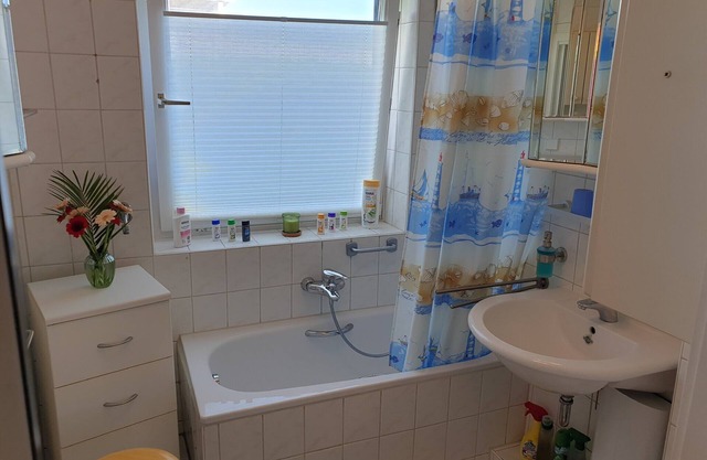 Apartamento vacacional 'Strandperle-Schilksee' con vistas al mar, jardín comunitario y Wi-Fi