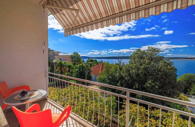 Apartamento vacacional con balcón con vistas al mar