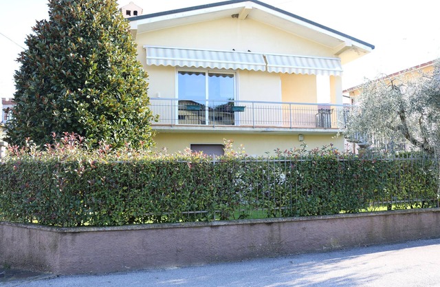 Apartamento vacacional con un jardín grande