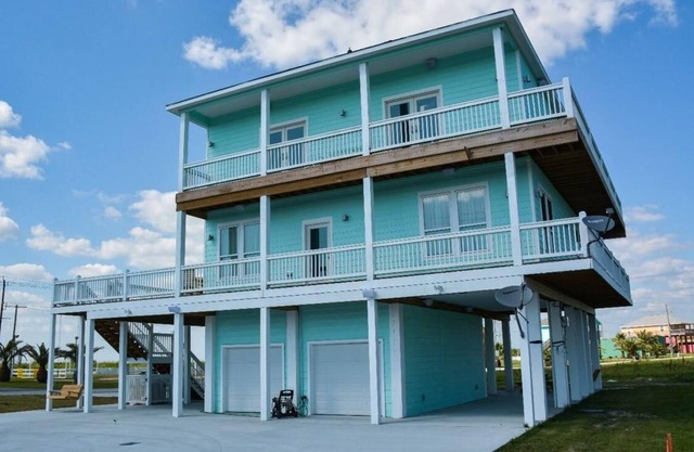 Holiday Beach Sunset - amazing "island breeze getaway" weekday & off-peak rates!