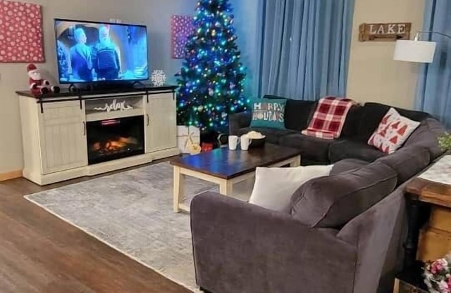 FUN for ALL ages|Spacious 4 Bdrm|Lakefront|Gameroom