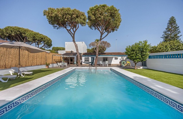Casa de vacaciones 'Melkart Loft Sancti Petri' con piscina privada, Wi-Fi y aire acondicionado