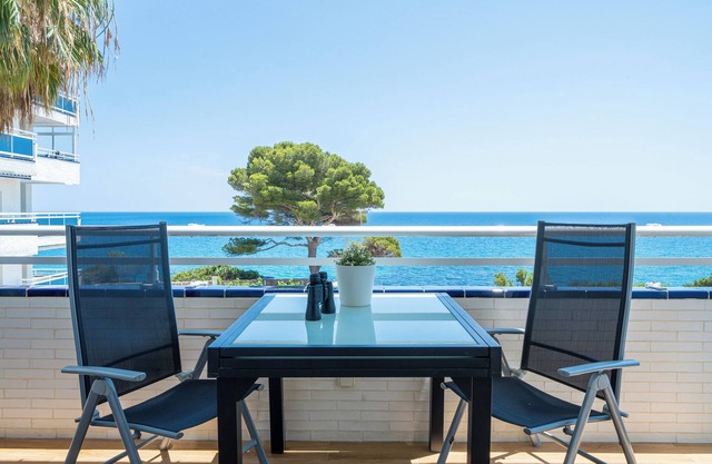 Apartamento vacacional "La Rosaleda" con vistas al mar, piscina compartida y Wi-Fi