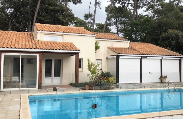 Casa de vacaciones con piscina compartida, terraza privada y jardín compartido