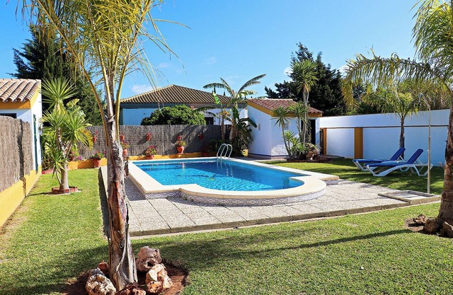 Chalet con piscina en Roche Viejo