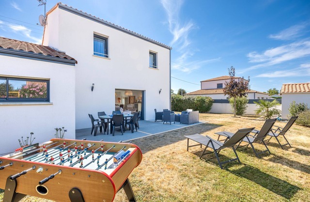 Holiday Home 'La Maison Du Payré - Near Beaches' with Private Terrace, Private Garden and Wi-Fi