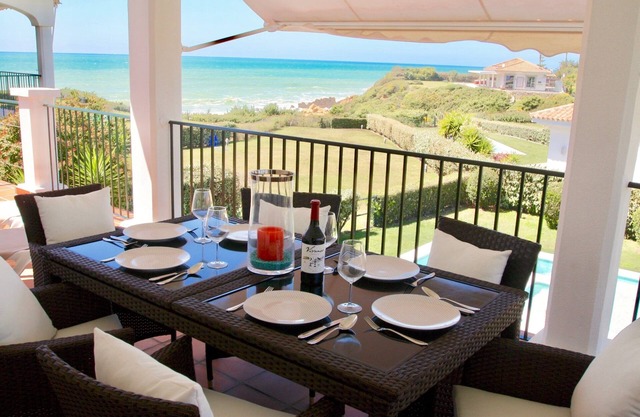 Casa de vacaciones con vistas al mar y piscina, priv. Acceso a la playa, moderno y completamente renovado.