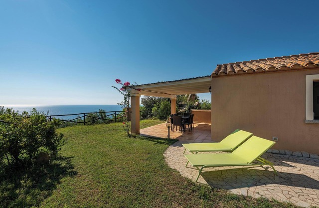 Casa de vacaciones 'Annavi N9' con vistas al mar, piscina compartida y aire acondicionado