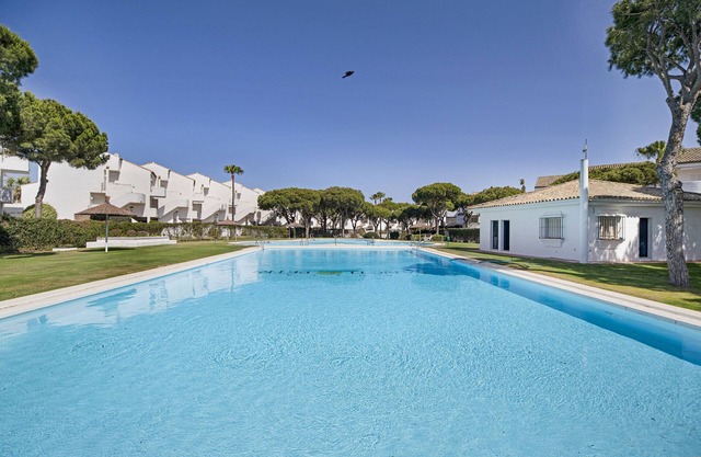 Casa de vacaciones 'Apartamento El Marinero' con piscina compartida, Wi-Fi y aire acondicionado