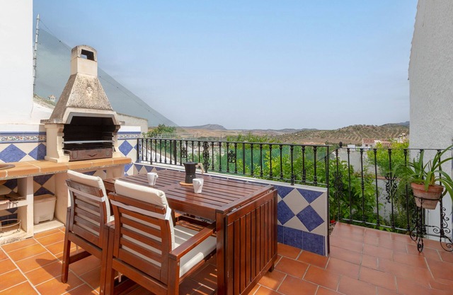 Casa de vacaciones 'Ardales' con vistas a la montaña, Wi-Fi y aire acondicionado