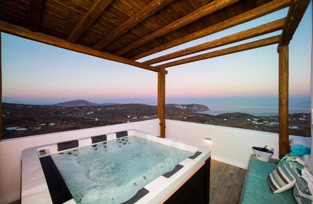 Casa de vacaciones 'Aris Sky Suite Private Mini Poolspa' con vistas al mar y Wi-Fi