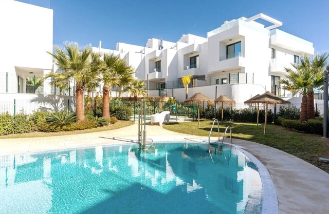 Casa de vacaciones 'Beach Terraced House Close Town' con vistas al mar, Wi-Fi y aire acondicionado.