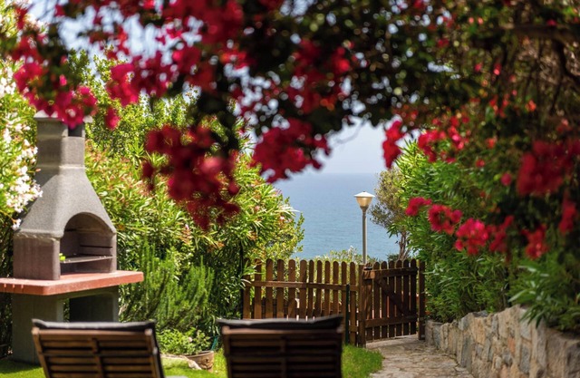 Casa de vacaciones 'Bougainville' con vistas al mar, terraza privada y Wi-Fi