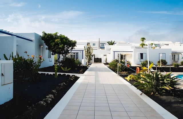 Casa Vacacional 'Caleta Campos Bungalows' con Vista al Mar, Piscina Compartida y Wi-Fi