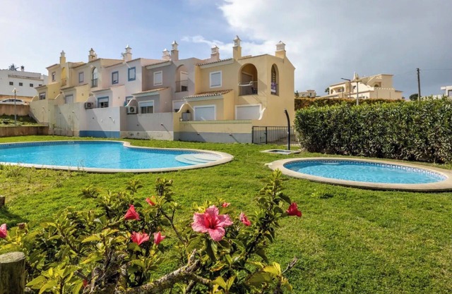 Casa de vacaciones 'Casa Cláudia - Cond Atalaia' con piscina compartida, terraza privada y Wi-Fi