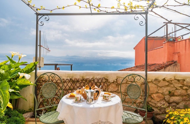 Casa de vacaciones 'Casa Della Nonna Nel Borgo' con vistas a la montaña, jardín privado y Wi-Fi