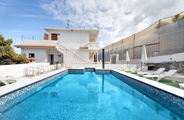 Casa de vacaciones 'Casa Punta Del Sol Atico' con vistas al mar, piscina compartida y Wi-Fi