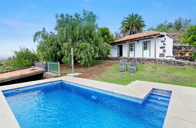 Casa de vacaciones 'Casa Serradero' con vistas al mar, piscina privada y Wi-Fi