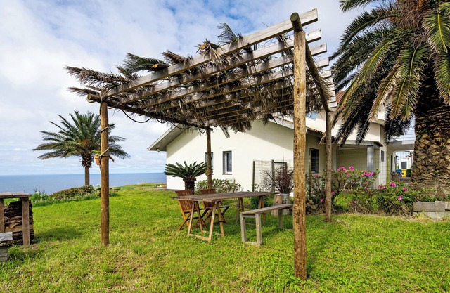 Casa de vacaciones 'Casinha Do Monte' con vistas al mar, jardín compartido y Wi-Fi