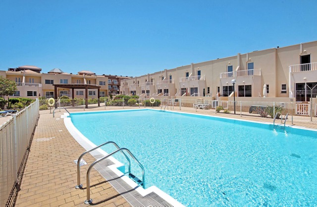 Casa vacacional 'Duplex Amuley Mar' con terraza privada, piscina y Wi-Fi