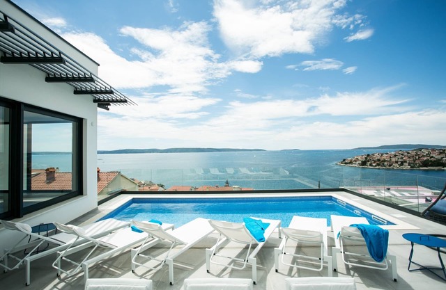 Casa de vacaciones para 8 personas con magníficas vistas al mar y piscina.