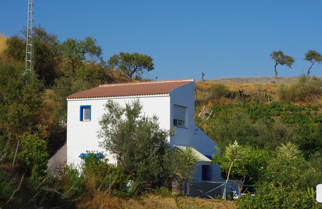 Casa de vacaciones en el olivar con vistas al mar y piscina al aire libre.