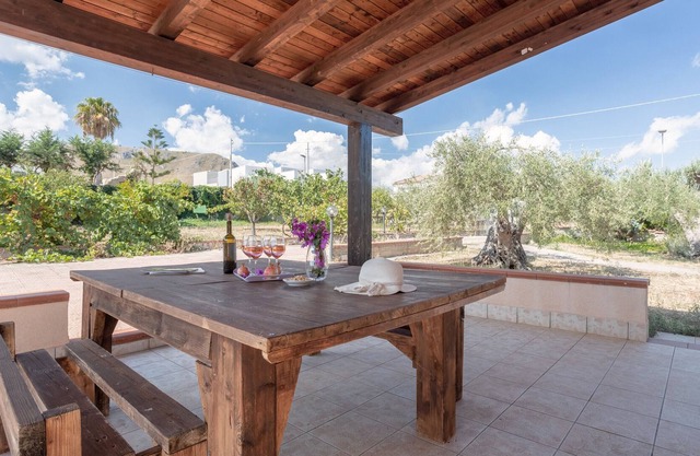 Casa de vacaciones 'Villa Sicilia' con vistas a la montaña, jardín y Wi-Fi