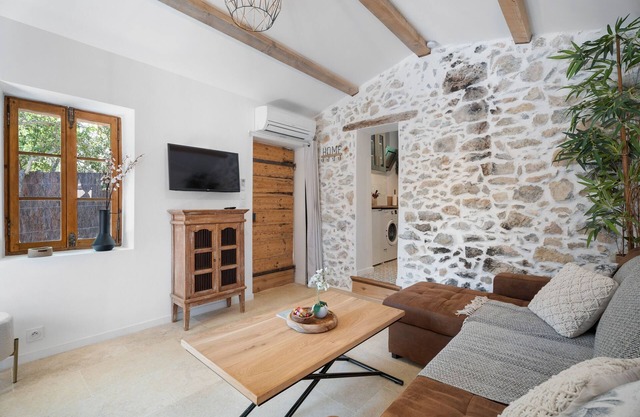 Casa de vacaciones 'Joli Gîte' con vistas a la montaña, terraza privada y Wi-Fi