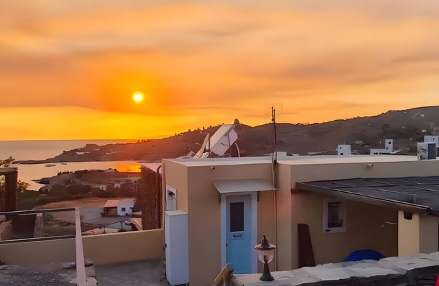 Casa de vacaciones 'Kea's Sunset Stone Retreat' con vistas al mar, Wi-Fi y aire acondicionado